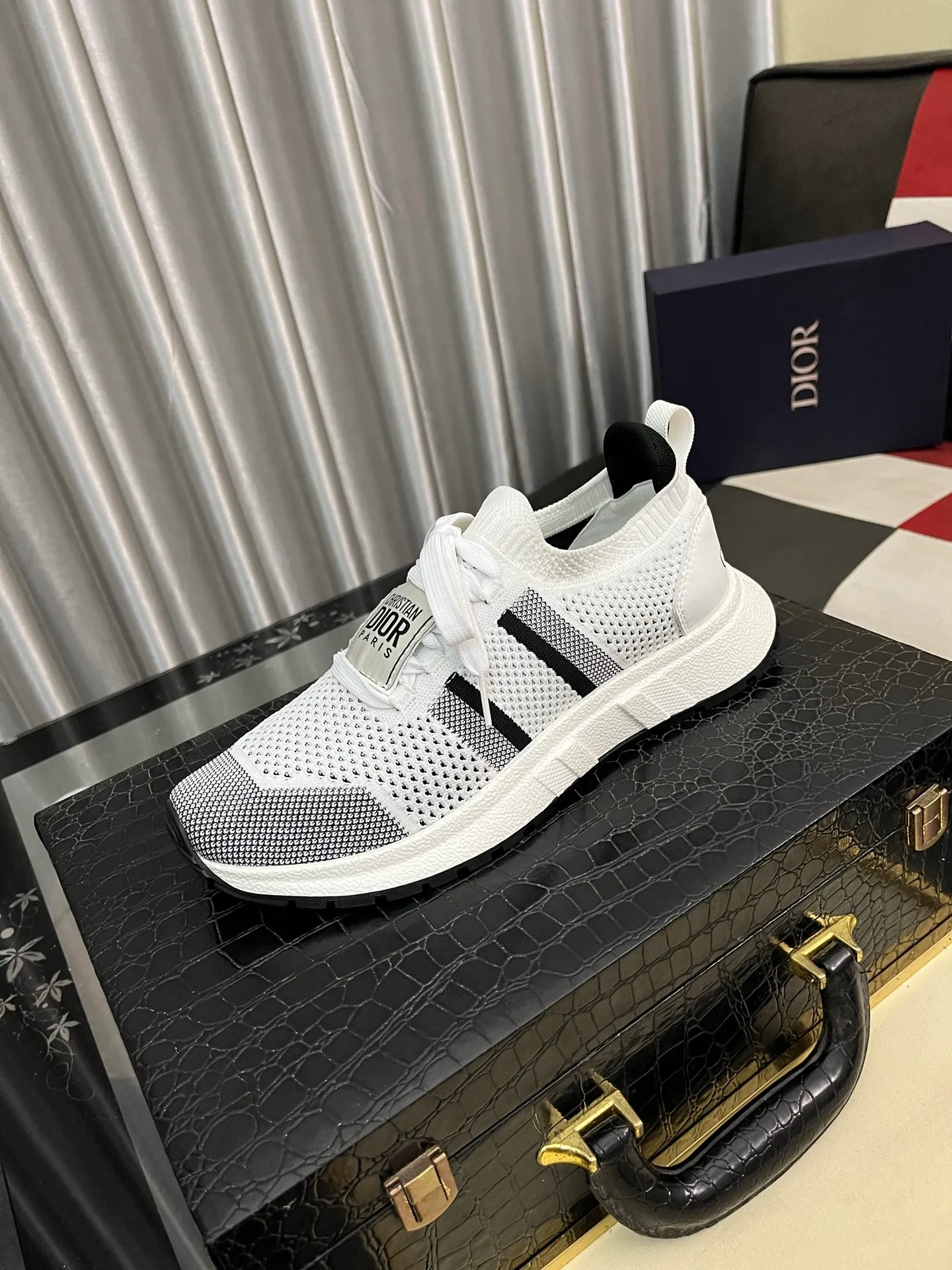 Men's men's shoes 💰400⌚️⌚️Dior unique modern style sneakers. 🏃Casual LeFou original leather😍😍 Yangli (refuses to discolor and rub feet) soles: Original soles specially provided by the original factory, super cool😍 Lace-up to bring wind when walking👍Style design ⚠️Super comfortable and wear-resistant original soles. Code number: 38-443️⃣Colors available